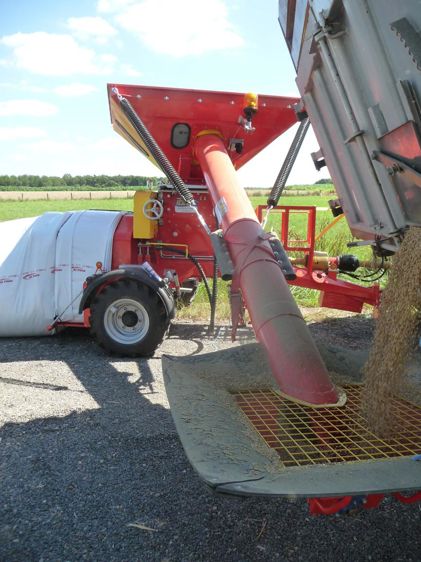 
						Broyer ou aplatir du grain pour le stocker directement en silo boudin constitue une solution simple à mettre en œuvre, qui conviendra aux éleveurs ne disposant pas de place sous leurs bâtiments. 
							© Denis Lehé